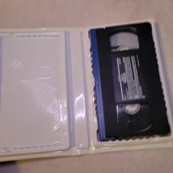 Alice in Wonderland VHS Gold Collection Disney Animated Movie 1951 - Picture 6 of 8